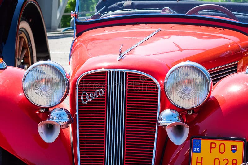 Lviv Ukraine 1. Juni 2019 Scheinwerfer eines Retrofahrzeugs Nahaufnahme Leopolis Grand Prix lizenzfreie stockfotografie