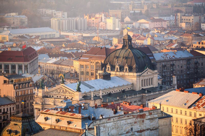 Lviv, άποψη πόλεων, ιστορικό κέντρο πόλεων, Ουκρανία Στέγες Lviv Θέατρο της όπερας και του μπαλέτου Τοπ όψη στοκ φωτογραφία με δικαίωμα ελεύθερης χρήσης Lviv, άποψη πόλεων, ιστορικό κέντρο πόλεων, Ουκρανία Στέγες Lviv Θέατρο της όπερας και του μπαλέτου Τοπ όψη στοκ φωτογραφία με δικαίωμα ελεύθερης χρήσης