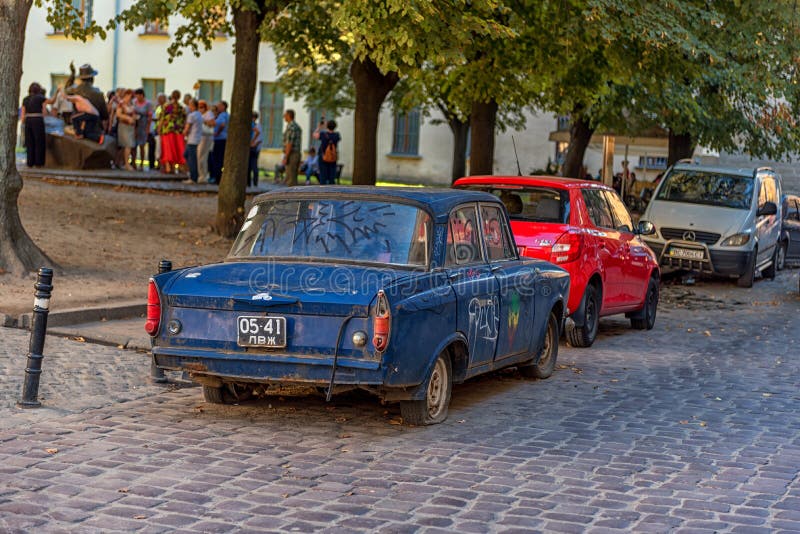LVIV, ΟΥΚΡΑΝΊΑ - 8 ΣΕΠΤΕΜΒΡΊΟΥ 2016: Πόλη Lviv και παλαιό αυτοκίνητο στοκ φωτογραφία με δικαίωμα ελεύθερης χρήσης LVIV, ΟΥΚΡΑΝΊΑ - 8 ΣΕΠΤΕΜΒΡΊΟΥ 2016: Πόλη Lviv και παλαιό αυτοκίνητο στοκ φωτογραφία με δικαίωμα ελεύθερης χρήσης