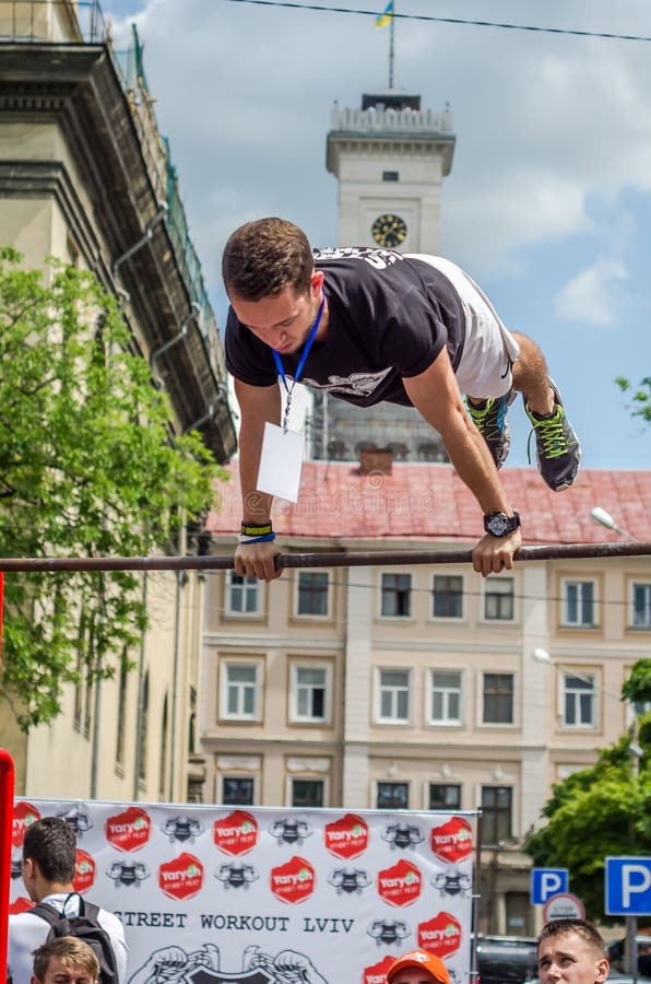 LVIV, ΟΥΚΡΑΝΊΑ - ΤΟΝ ΙΟΎΝΙΟ ΤΟΥ 2016: Ο νέος αθλητής αγοριών καταδεικνύει τη δυνατότητά του με την εκτέλεση των διαφορετικών ασκή στοκ εικόνα LVIV, ΟΥΚΡΑΝΊΑ - ΤΟΝ ΙΟΎΝΙΟ ΤΟΥ 2016: Ο νέος αθλητής αγοριών καταδεικνύει τη δυνατότητά του με την εκτέλεση των διαφορετικών ασκή στοκ εικόνα