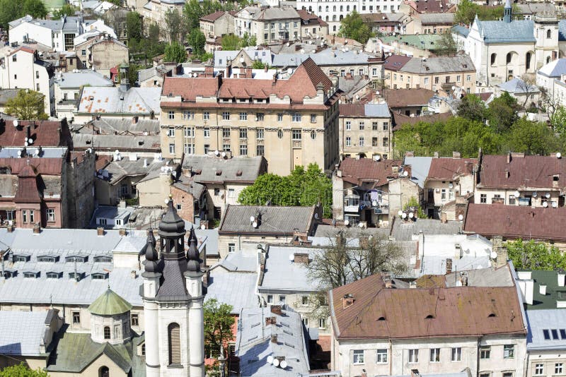 LVOV UKRAINA - MAJ 3, 2015: Sikt över taken av staden fotografering för bildbyråer LVOV UKRAINA - MAJ 3, 2015: Sikt över taken av staden fotografering för bildbyråer