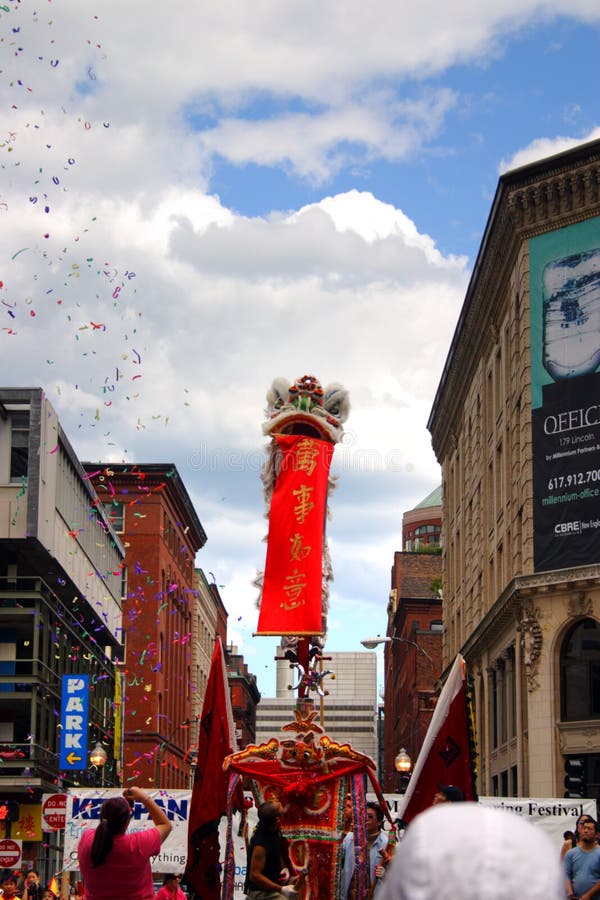 Lwa taniec w Chinatown, Boston podczas Chińskiego nowego roku świętowania zdjęcie stock Lwa taniec w Chinatown, Boston podczas Chińskiego nowego roku świętowania zdjęcie stock
