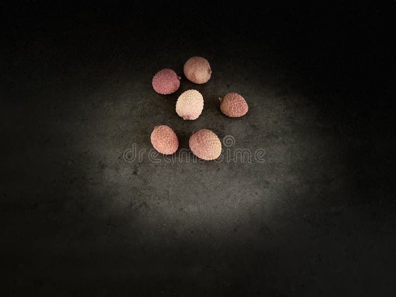 Lychee em detalhes à luz sob fundo escuro claro