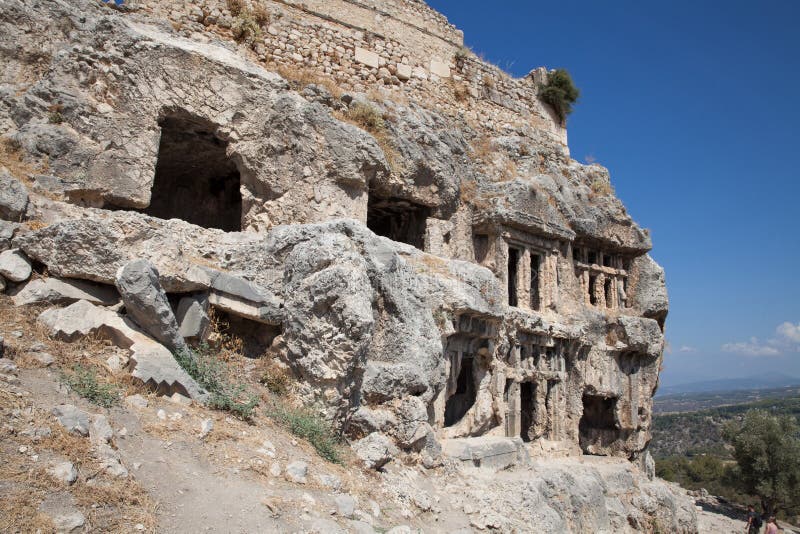 Tlos Antik Kenti, Türkiye konumunda Likya kaya mezarları.  Tlos antik kentinin kalıntıları.  4. yüzyıla kadar uzanan antik Likya kaya mezarlarının görünümü stok görsellerinin yanında
