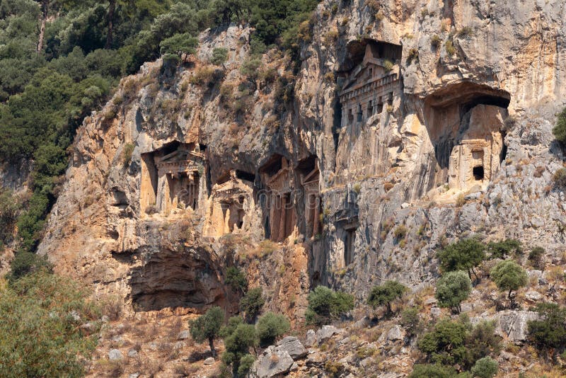 Türkiye'nin Marmaris ilinin Dalyan ilçesi yakınlarındaki kayalara oyulmuş Likya Kraliyet dağ mezarları.  Likya Kraliyet dağ mezarları içine oyulmuş stok fotoğrafı