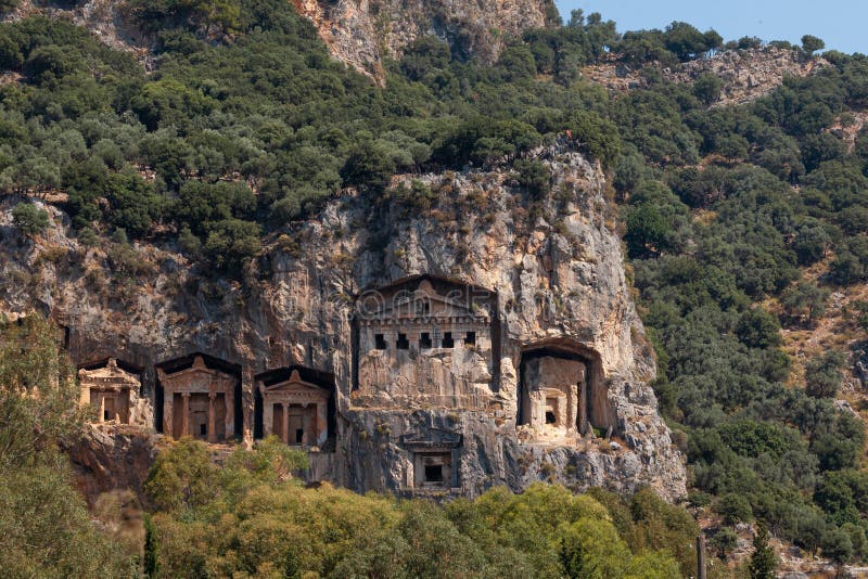 Türkiye'nin Marmaris ilinin Dalyan ilçesi yakınlarındaki kayalara oyulmuş Likya Kraliyet dağ mezarları.  Likya Kraliyet dağ mezarları Telifsiz Stok Resim