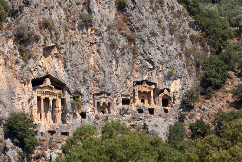 Türkiye'nin Marmaris ilinin Dalyan ilçesi yakınlarındaki kayalara oyulmuş Likya Kraliyet dağ mezarları.  Stok görsellere oyulmuş Likya Kraliyet dağ mezarları
