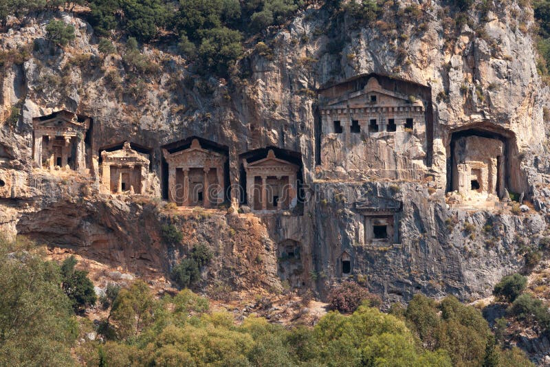 Türkiye'nin Marmaris ilinin Dalyan ilçesi yakınlarındaki kayalara oyulmuş Likya Kraliyet dağ mezarları.  Stok görsele oyulmuş Likya Kraliyet dağ mezarları