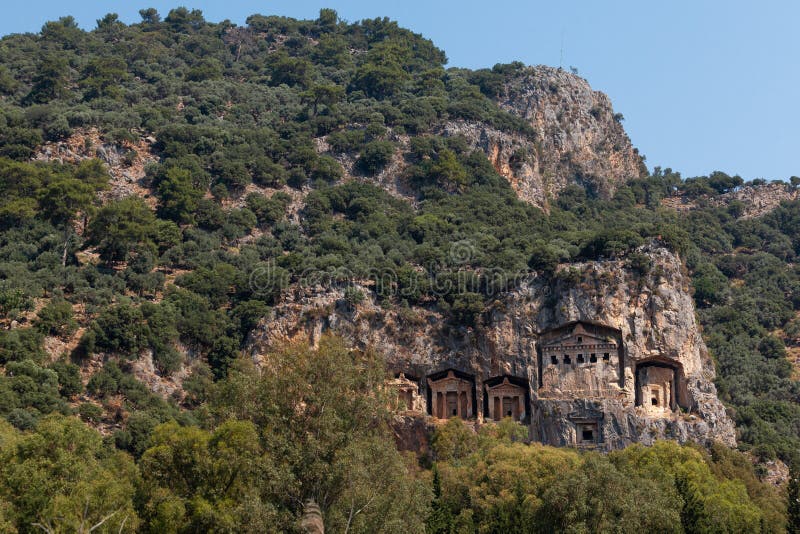 Türkiye'nin Marmaris ilinin Dalyan ilçesi yakınlarındaki kayalara oyulmuş Likya Kraliyet dağ mezarları.  Stok fotoğrafa oyulmuş Likya Kraliyet dağ mezarları