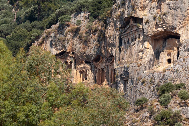 Türkiye'nin Marmaris ilinin Dalyan ilçesi yakınlarındaki kayalara oyulmuş Likya Kraliyet dağ mezarları.  Likya Kraliyet dağ mezarları içine oyulmuş stok fotoğrafı