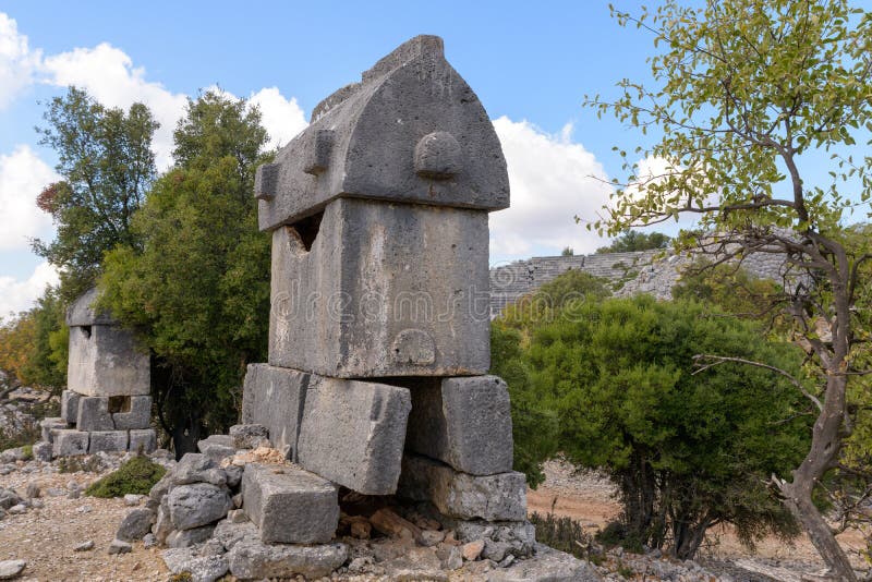 Kyaneai antik kentindeki Likya lahit mezarları. Likya, Türkiye telif ücretsiz stok fotoğrafı Kyaneai antik kentindeki Likya lahit mezarları. Likya, Türkiye telif ücretsiz stok fotoğrafı