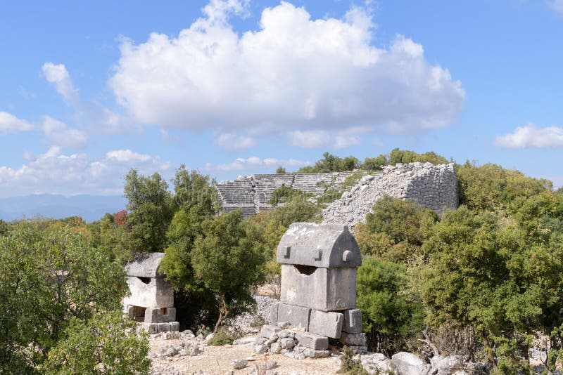 Kyaneai antik kentindeki Likya lahit mezarları ve tiyatrosu.  Likya, Türkiye telif ücretsiz stok fotoğraflar