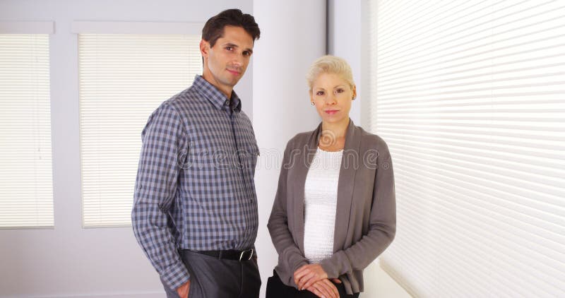 lyckad affärskollegastående arkivfoto lyckad affärskollegastående arkivfoto