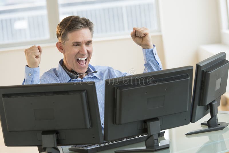 Lyckade datorer för affärsmanScreaming While Using multipel royaltyfri bild Lyckade datorer för affärsmanScreaming While Using multipel royaltyfri bild