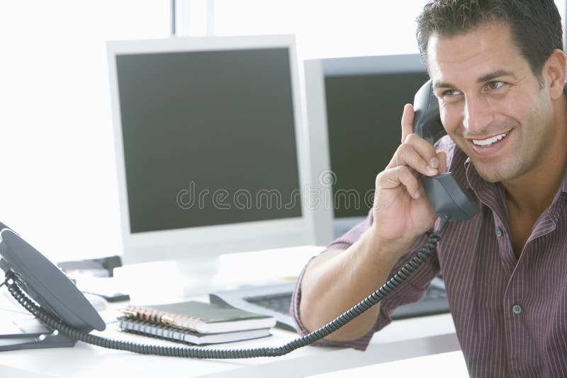 Lycklig affärsman Using Landline Phone i regeringsställning arkivbilder