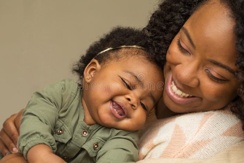 Lycklig afrikansk amerikanmoder och hennes daugher royaltyfri fotografi