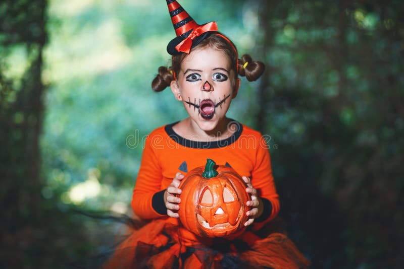 Lycklig allhelgonaafton! förfärlig kuslig barnflicka i pumpadräkt royaltyfri fotografi Lycklig allhelgonaafton! förfärlig kuslig barnflicka i pumpadräkt royaltyfri fotografi