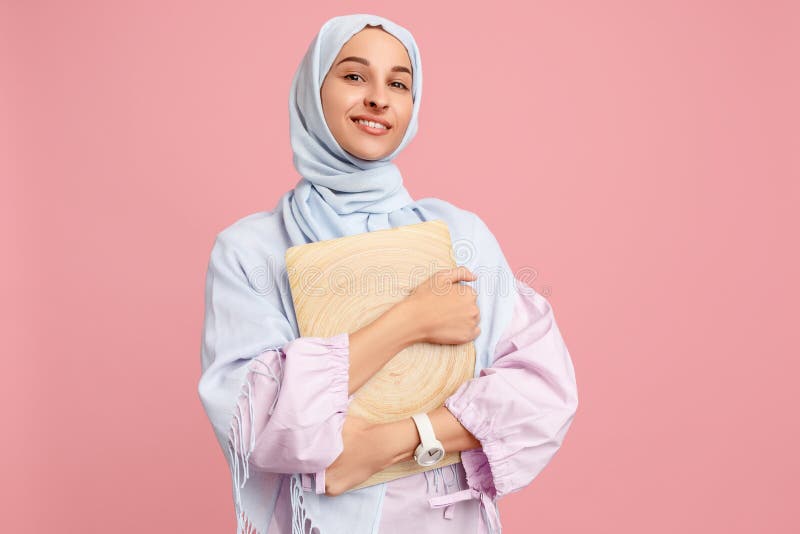 Lycklig arabisk kvinna i hijab Stående av att le flickan som poserar på studiobakgrund fotografering för bildbyråer Lycklig arabisk kvinna i hijab Stående av att le flickan som poserar på studiobakgrund fotografering för bildbyråer