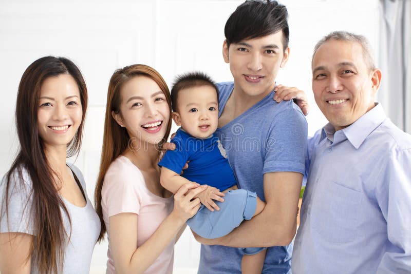 Lycklig asiatfamilj för tre utveckling fotografering för bildbyråer Lycklig asiatfamilj för tre utveckling fotografering för bildbyråer