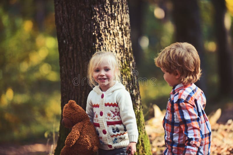 Lycklig barnlek i familj, kamratskap, f?r?lskelse och f?rtroende f?r h?stskog lycklig royaltyfria foton Lycklig barnlek i familj, kamratskap, f?r?lskelse och f?rtroende f?r h?stskog lycklig royaltyfria foton