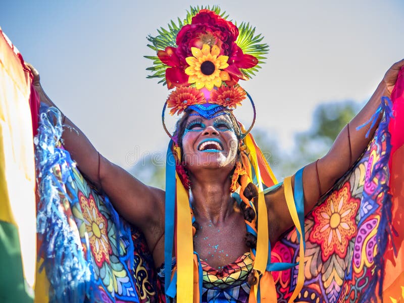 Lycklig brasiliansk kvinna som bär den färgrika dräkten på Carnaval 2016 i Rio de Janeiro, Brasilien