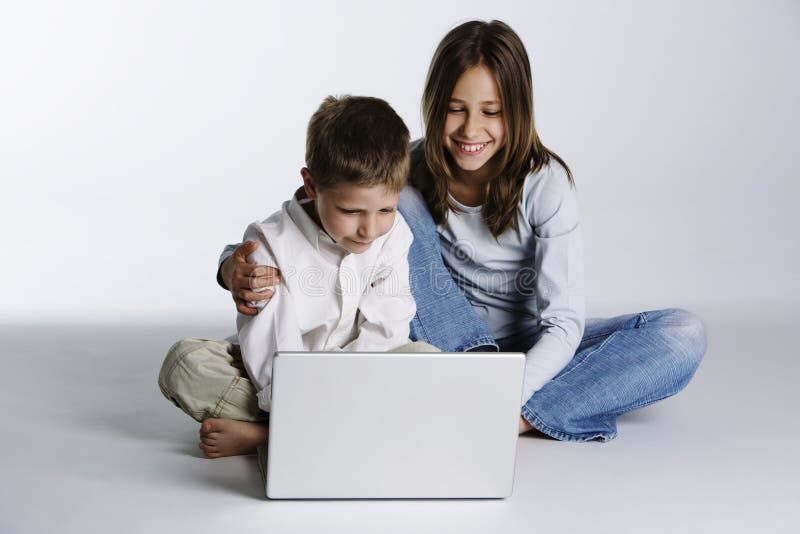 Lycklig bärbar dator för pojkedatorflicka