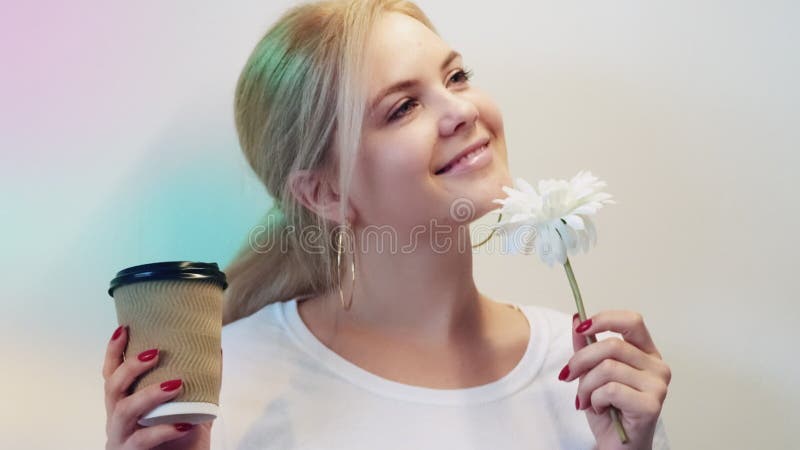 Lycklig dag-kaffebrytning glad kvinna stock video
