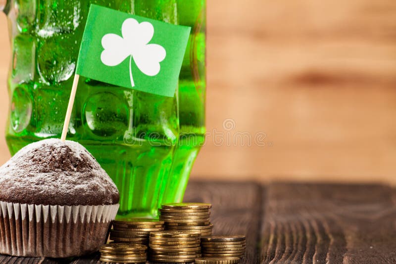 Lycklig drink för gräsplan för dag för St Patrick ` s arkivfoton Lycklig drink för gräsplan för dag för St Patrick ` s arkivfoton