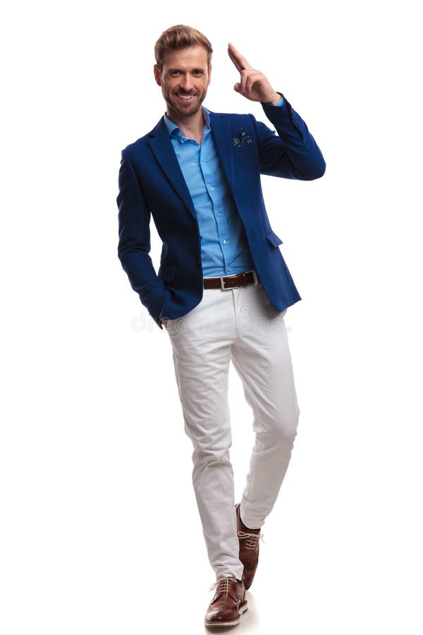 Lycklig elegant man som går och saluterar royaltyfria bilder