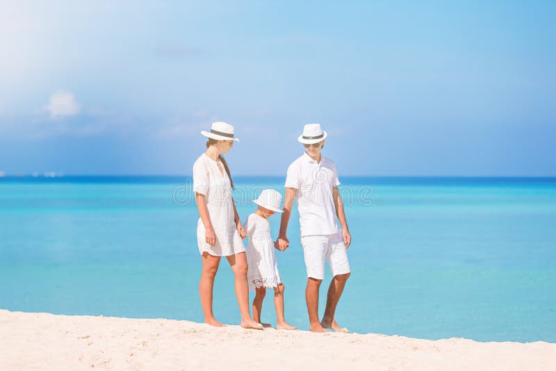 Lycklig familj av tre som hade kul tillsammans på stranden royaltyfri foto