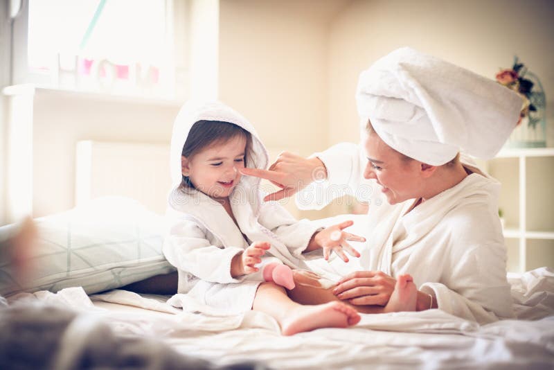 lycklig familj Fostra och dottern royaltyfri fotografi lycklig familj Fostra och dottern royaltyfri fotografi