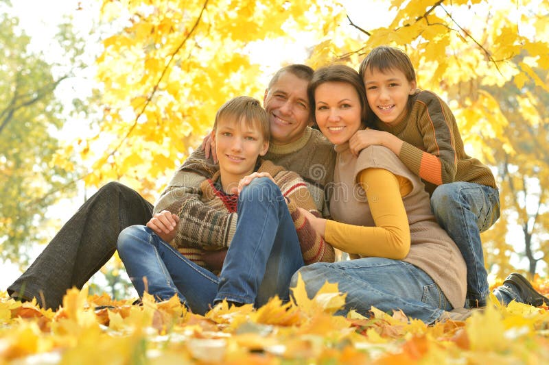 Lycklig familj i höstskog fotografering för bildbyråer Lycklig familj i höstskog fotografering för bildbyråer