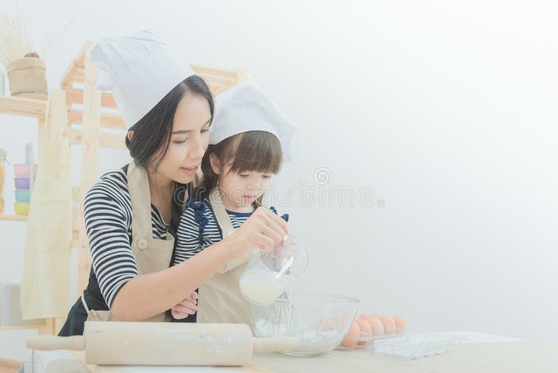 Lycklig familj i kök arkivbilder Lycklig familj i kök arkivbilder