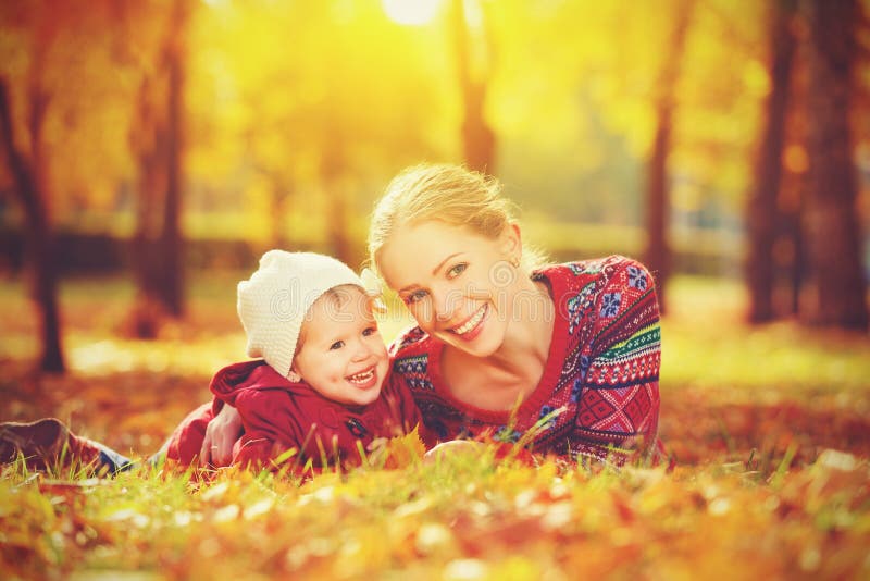 Lycklig familj: liten dotter för moder som och för barn spelar och skrattar i höst fotografering för bildbyråer Lycklig familj: liten dotter för moder som och för barn spelar och skrattar i höst fotografering för bildbyråer
