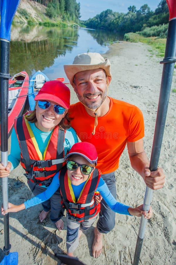 Lycklig familj med barn som njuter av kayak-åktur på vacker flod. liten pojke och tonåring tjej som kajar på varm sommardag royaltyfri foto