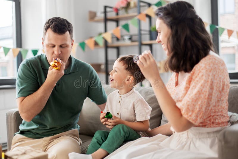 Lycklig familj med gåvor och partibloggare hemma royaltyfria foton