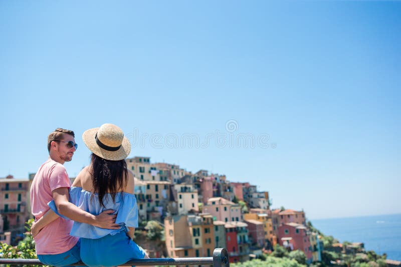 Lycklig familj med sikt av den gamla kuststadbakgrunden av Vernazza, Cinque Terre nationalpark, Liguria, Italien arkivfoto Lycklig familj med sikt av den gamla kuststadbakgrunden av Vernazza, Cinque Terre nationalpark, Liguria, Italien arkivfoto
