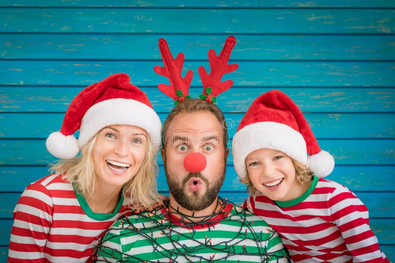 Lycklig familj på julhelgdagsafton arkivfoto