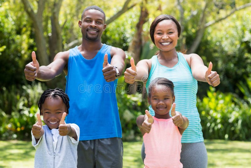 Lycklig familj som gör upp tummar royaltyfri foto Lycklig familj som gör upp tummar royaltyfri foto