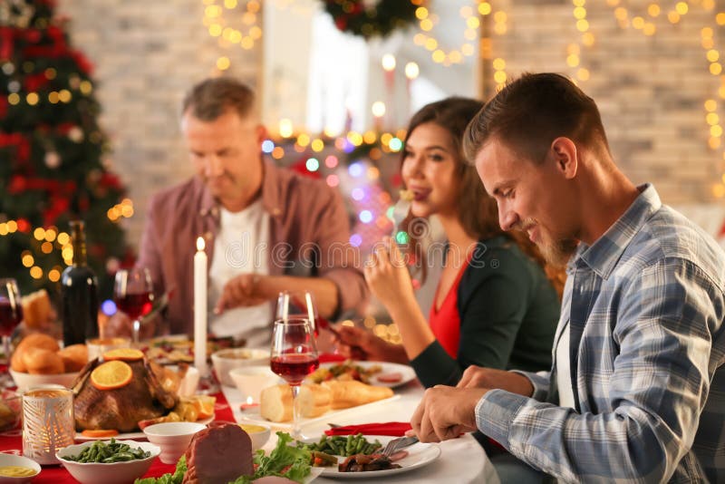 Lycklig familj som har julmatst?llen hemma royaltyfria bilder Lycklig familj som har julmatst?llen hemma royaltyfria bilder