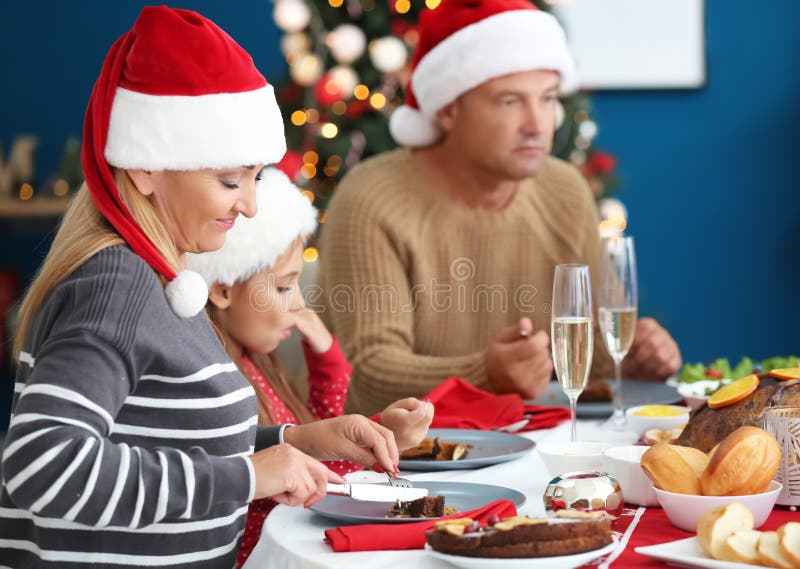 Lycklig familj som har julmatst?llen hemma royaltyfri bild Lycklig familj som har julmatst?llen hemma royaltyfri bild