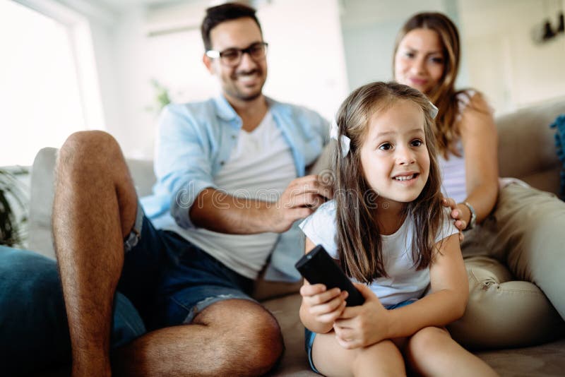 Lycklig familj som har rolig tid hemma royaltyfri foto Lycklig familj som har rolig tid hemma royaltyfri foto