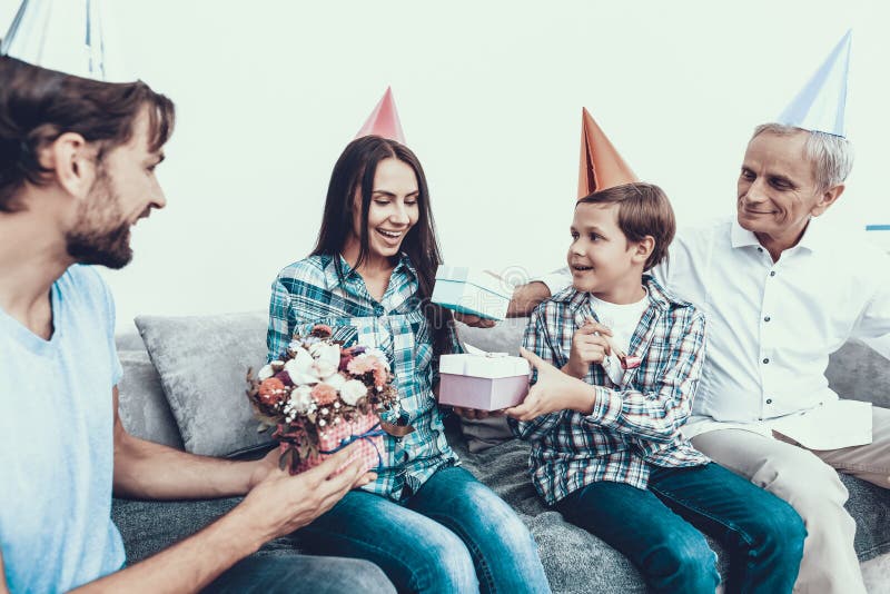 Lycklig familj som hemma firar födelsedag för moder` s arkivfoto Lycklig familj som hemma firar födelsedag för moder` s arkivfoto