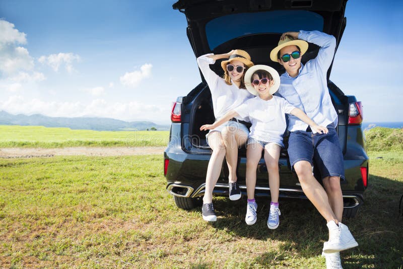 Lycklig familj som tycker om vägtur och sommarsemester
