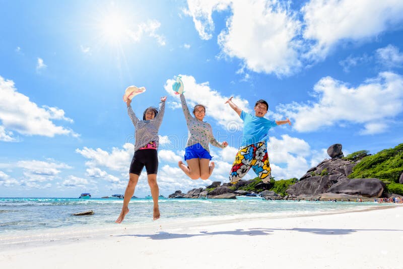 Lycklig familjbanhoppning på stranden i Thailand fotografering för bildbyråer Lycklig familjbanhoppning på stranden i Thailand fotografering för bildbyråer