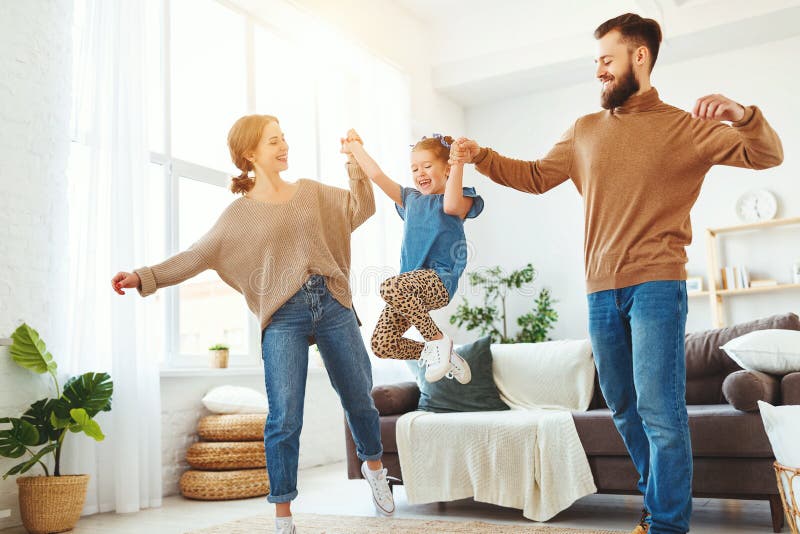 Lycklig familjmoderfader och barndotter som hemma dansar arkivfoton