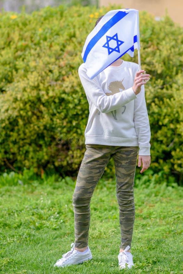 Lycklig flicka med den Israel flaggan royaltyfri foto Lycklig flicka med den Israel flaggan royaltyfri foto