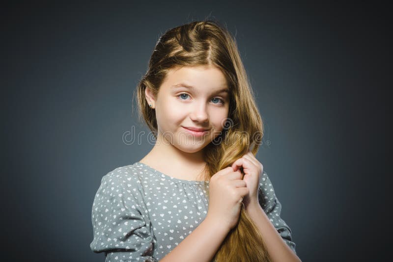 lycklig flicka Stiligt barn för Closeupstående som ler på grå färger arkivfoto lycklig flicka Stiligt barn för Closeupstående som ler på grå färger arkivfoto