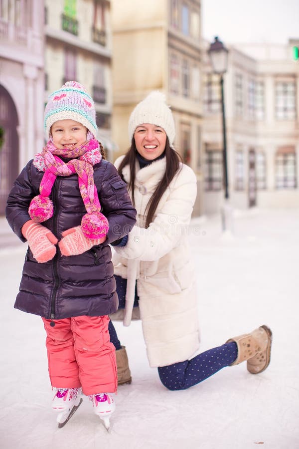 Lycklig förtjusande liten flicka och barnmoder royaltyfri fotografi Lycklig förtjusande liten flicka och barnmoder royaltyfri fotografi