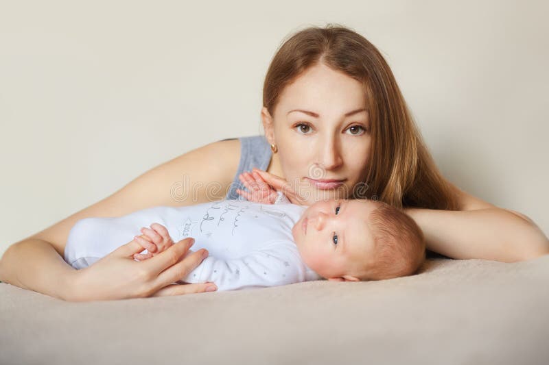 Lycklig gladlynt familj Fostra och behandla som ett barn att spela, fotografering för bildbyråer Lycklig gladlynt familj Fostra och behandla som ett barn att spela, fotografering för bildbyråer